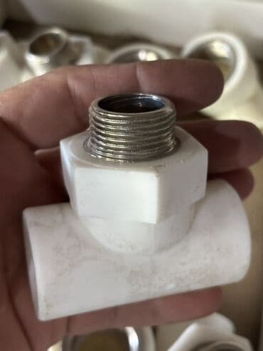 tikinti material: Ağ rəngli, metal dişli adapter. Bu adapter, boru sistemlərində — 9