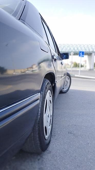 mersedes cewka: Mercedes-Benz 220: 2.2 l | 1994 il Sedan — 4