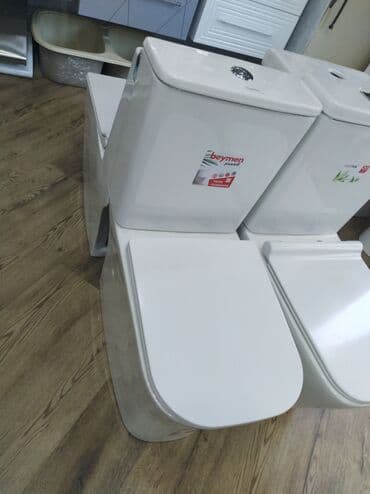 Beymen brendinə məxsus, ağ rəngdə unitaz. Müasir dizaynı və