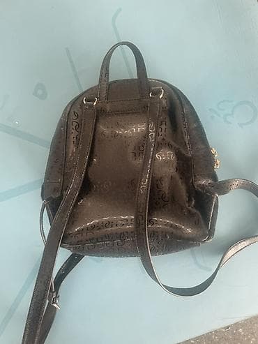 guess ranac: GUESS mini bel çantası (mini backpack) - Rəng: qara - Material — 2
