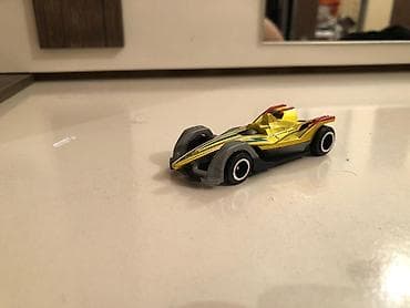 kinder joy stranger: Qızılı rəngli mini yarış maşını oyuncağı - Model: futuristik Formula — 3