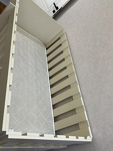 intex matras: Uşaq çarpayısı (beşik) – taxta konstruksiya, açıq bej rəng. - Yanları — 4