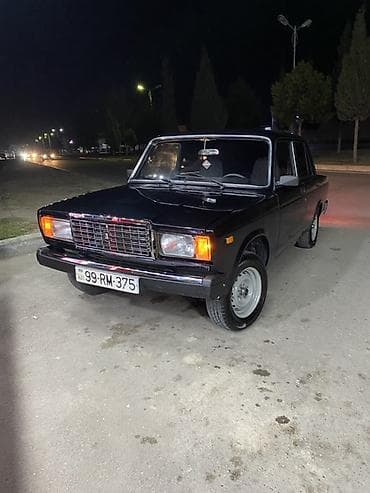 astara vaz: VAZ 2107, qara rəng, sedan kuzov. Texniki xüsusiyyətlər: - Arxa — 1