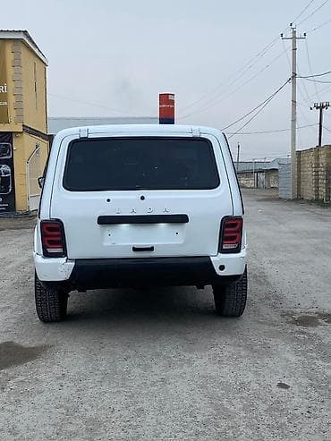 lada vaz niva: Lada Niva (3 qapı, ağ rəng) – off-road üçün klassik və etibarlı SUV — 4