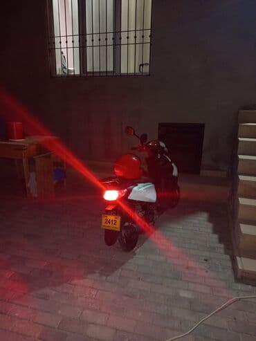 4 bolt disk təkər: Moped 50cc – ağ/rəngli skuter Xüsusiyyətlər: - 50cc benzinli moped — 2