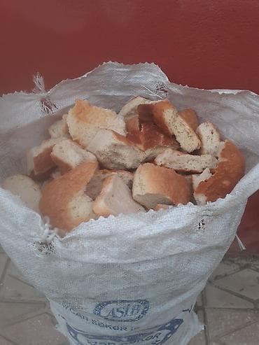 itler ucun yem: Guru corek 50 kilolug yem kisesinde. 4 azn. xirdalan icra — 2