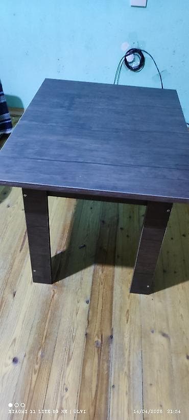 Mebel dəsti – kvadrat masa və pufik - Masa: kvadrat formalı, tünd