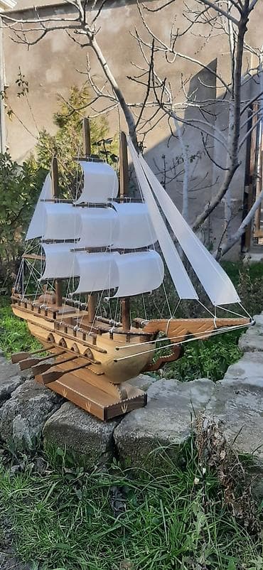 Əl işi olan bu taxta yelkənli qayıq, dəniz və səyahət həvəskarları