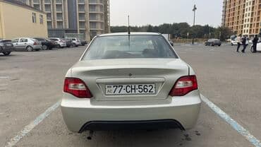 surət qutusu: Daewoo Nexia sedanı - Kuzov: 4 qapılı sedan, açıq gümüş rəng - Nömrə — 4