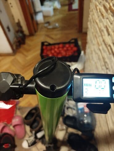 hoverboard qiymeti bakida: Bu elektrikli skuter əsasən yaşıl rəngli gövdəyə malikdir. Qara sükan — 3