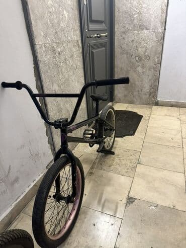 BMX - Rəng: qara (ön təkər çəngəli və sükan qara, ön halqa pembe