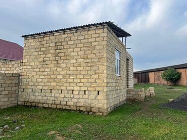 berdede satilan evler 2020: Kubikden tikilmiş, 2 pəncərəsi olan orta tikili. Üzəri metal örtüklə — 1