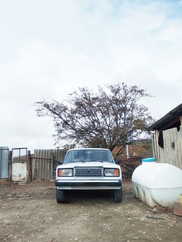 VAZ 2107, ağ rəngdə sedan Xüsusiyyətlər: - Kuzov: 4 qapılı sedan, ağ