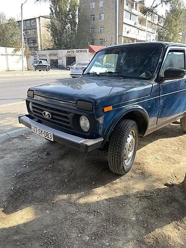 e39 guzgu: Lada Niva 4x4, mavi rəng, 3 qapılı SUV. Texniki xüsusiyyətlər və — 4