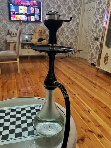 kilo ver чай: Şəffaf şüşə altlığı və qara rəngli metal gövdəsi olan qəlyan. Gövdənin — 1