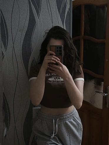 crop geyim: Qadın T-shirt (crop model) – “MOUNTAIN AREA” printli - Rəng: qəhvəyi — 2