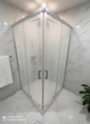 arakesme qapilar: Bəzəkli şüşə elementləri olan künc duş kabini. Kabin ağ çərçivəyə — 1