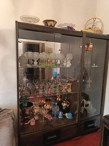 Şüşəli dolab vitrini