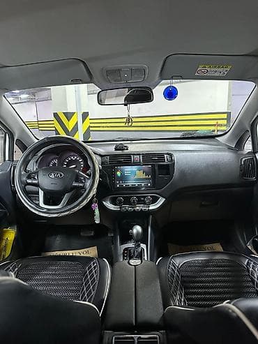 kia rio start stop: Kia Rio hatchback – ağ rəng, şəhər üçün ideal kompakt model. Texniki — 4