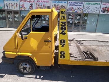 Sarı rəngli evakuator, nəqliyyat vasitələrini daşımaq üçün nəzərdə