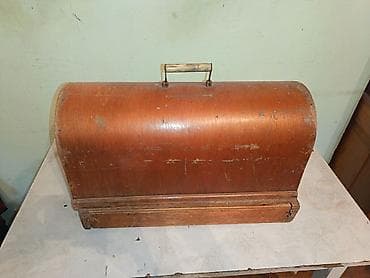 modelka maşınlar: Antik mexaniki tikiş maşını – taxta baza və qapaqla - Korpus: qara — 1