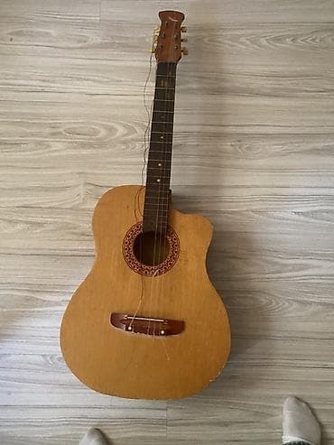 gitara təmiri: Kohnə gitaralardan biri. vəzzitəti yaxşı amma strunları təmirə — 3