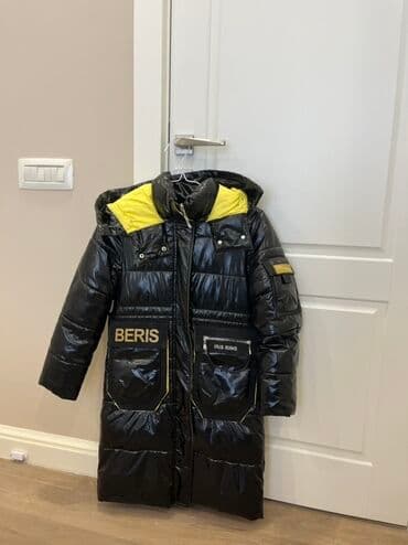 sukeçirməz uşaq əlcəkləri: Uşaq üçün uzun şişmə qış paltonu - Rəng: qara, sarı detal və astar — 2