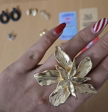 Zərgərlik əşyaları: Hamısı bir yerdə 10 manat.Tək tək satılmır.Üzükləri barmağınıza uyğun — 9