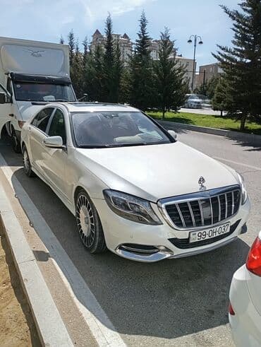 Ağ rəngdə olan Mercedes-Maybach sedanı. Avtomobil rahat və dəbdəbəli lalafo.az -da Ağ rəngdə olan Mercedes-Maybach sedanı. Avtomobil rahat və dəbdəbəli