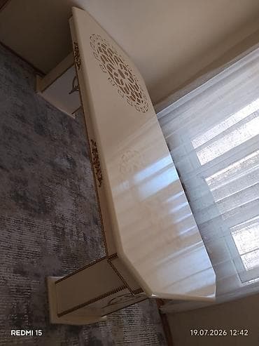 tek stullar: Zövqlü qonaq otağı mebel dəsti - Yemək masası: krem rəngdə, qızılı — 4