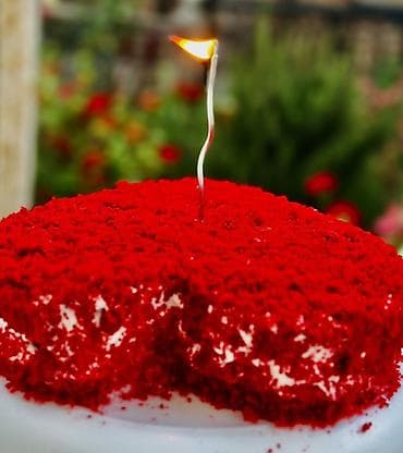 Red Velvet tortu - Parlaq qırmızı rəngli, yumşaq süngər biskvit