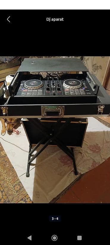 DJ aparaturası qara rəngdə, səyyar futlyarda təqdim olunur
