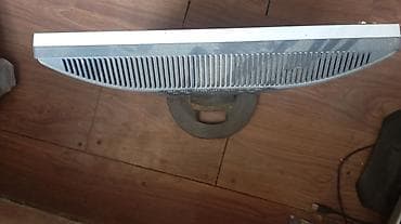 Samsung şirkətinin gümüşü rəngli monitoru. Kompüter və ya noutbuk üçün