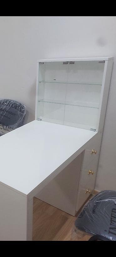 vitrin polka: Salon ücün dırnaq masası yenidi işlənməyib ag rənq satılır ünvan — 1