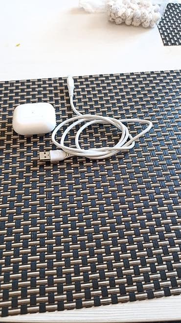 qulaqci: Ağ rəngli simsiz qulaqlıq (şarj qutusu ilə) Xüsusiyyətlər: - Kompakt — 1