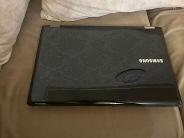 Samsung: Samsung noutbuk. Qara rəngli, parlaq korpuslu Samsung noutbukdur — 2