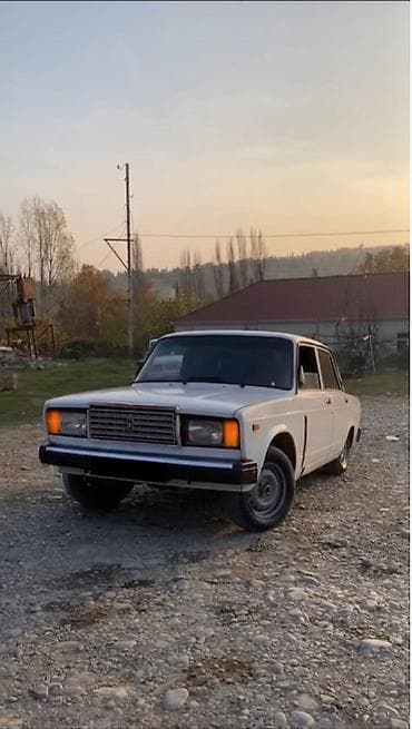 ford transit arxa stop: Lada 2107, ağ rəng, sedan kuzov. Xüsusiyyətlər: - Arxa ötürücülü — 4