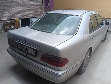 bmw x6 30d xdrive: Mercedes-Benz E-Class: 2.1 l | 2000 il Sedan — 5