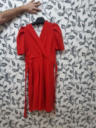 don ikisi bir yerdə: Qadın geyimləri – 2 paltar dəsti 1) Tünd yaşıl, asimmetrik kəsimli — 3