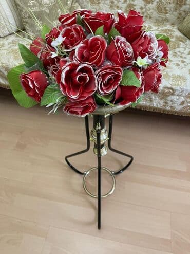 Matraslar: Təcili!Gül,telefon qoymaq üçün altlıq satılır.Hündürlüyü 80sm.Qiyməti — 4