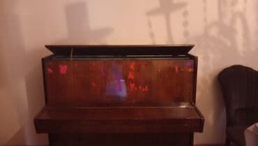 nerd taxta oyunu: Akkustik piano – upright tipli, taxta korpuslu. Klaviatura 88 klavidən — 4