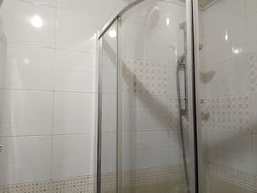 Duş başlıqları: Gümüşü rəngli profillərə malik, yarım dairəvi duş kabinəsi. Hamam — 3