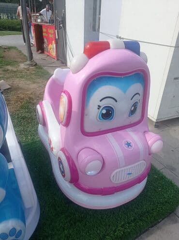 uşaq yellencekleri: Uşaqlar üçün çəhrayı rəngdə, cəlbedici dizaynlı yelləncək maşını. Bu — 1