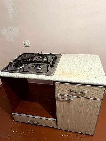 Qaz plitəsi, mebeli ilə birgə. Yaxşı vəziyyətədir, hər şeyi işləyir
