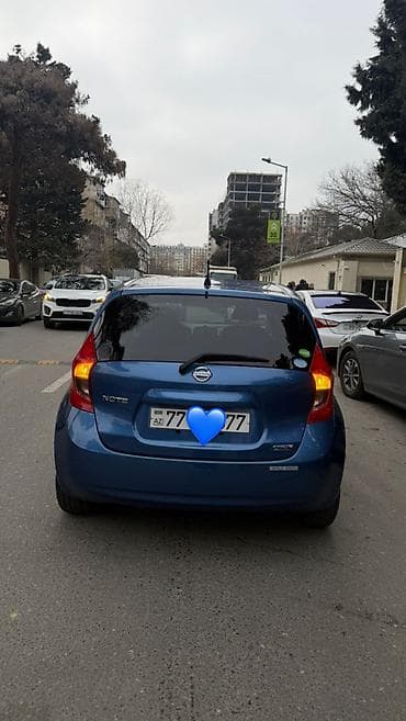 baqaj ustu: Nissan Note hatchback – mavi rəngdə, şəhər üçün kompakt və qənaətcil — 6