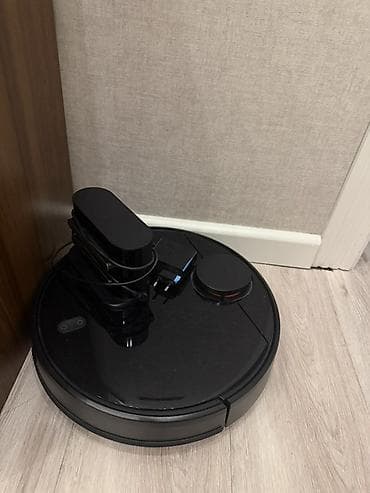tozsoran sederek: Ağıllı robot tozsoran – dairəvi dizayn, qara rəng. Yükləmə stansiyası — 2