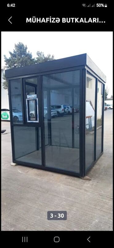hazır koşk: Qara rəngdə, şüşə panellərlə əhatə olunmuş mühafizə kabinəsi. Kiçik — 1