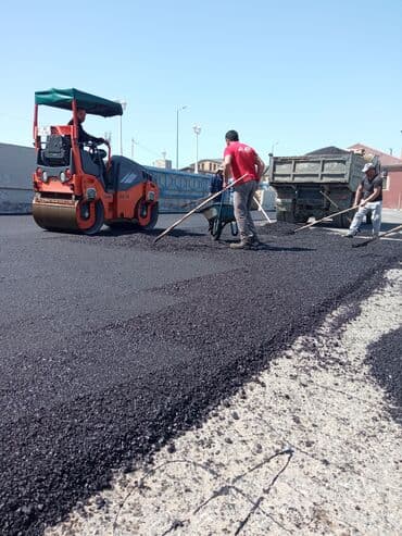 həyət qapsı: Asfalt döşəmə xidməti - İsti asfaltın səpilməsi və vibroval ilə — 1