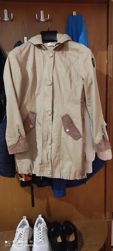 Bej rəngli qadın yağmurluq/palto - Uzun model, dizə qədər - Kapüşonlu