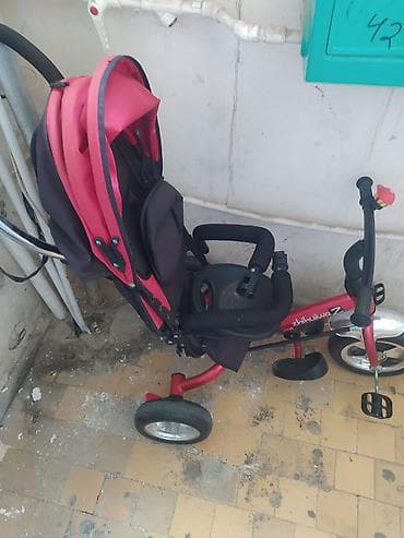 velosıbet: Qırmızı rəngli, oturacağı qara olan uşaq üçtəkərli velosipedi — 3